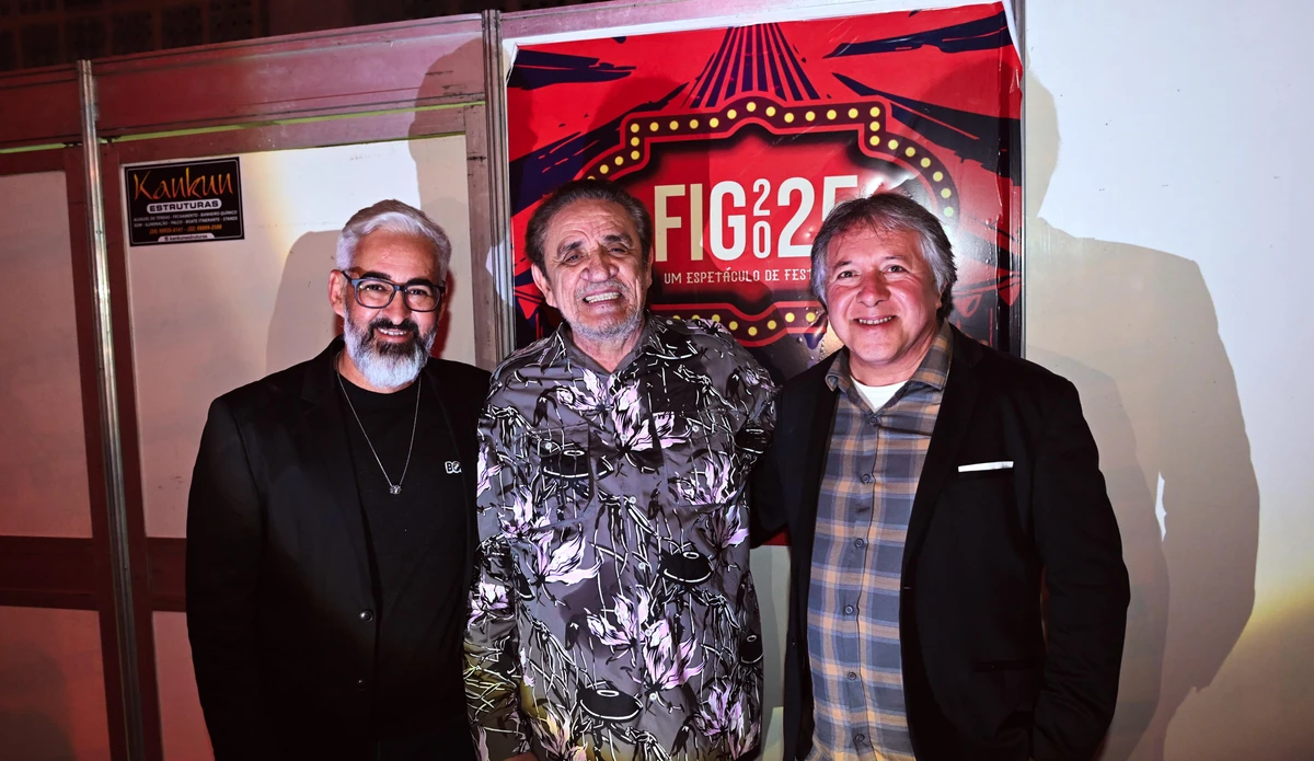 O Secretário de Cultura do Guaçuí, John Kennedy Gomes Alves, o cantor Zé Ramalho e o empresário Elias Carvalho Soares: nos bastidores do festival de inverno que agitou o Caparaó