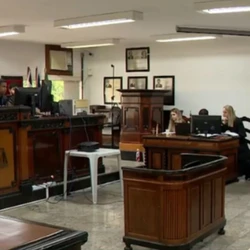 Julgamento de Vinicius de Vargas Nascimento Viana e Hugo Barbosa Marques, acusados do assassinato de Fabrício Ramos Spolador, de 24 anos, ocorreu na terça-feira (8)