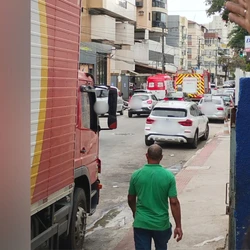 O aparelho estava passando por manutenção e um dos profissionais que faziam o serviço quase caiu; incidente ocorreu no começo da tarde desta terça (9)