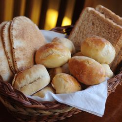 Muitos tipos de pão industrial são considerados alimentos ultraprocessados, conhecidos por serem menos saudáveis. O pão de fermentação natural surge como alternativa, mas sua preparação é demorada e as versões comerciais nem sempre são acessíveis. Como podemos escolher o pão mais saudável para nossa alimentação?