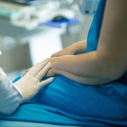 O diagnóstico precoce é determinante: quando identificado no início, as chances de cura ultrapassam 90%. A prevenção é indispensável, e reconhecer a gravidade real desse câncer é o primeiro passo para reduzir sua incidência