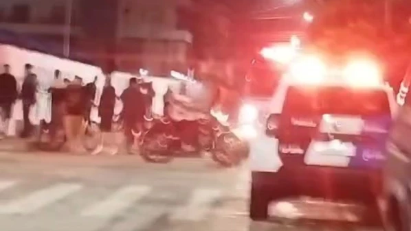 Caso aconteceu na Praia do Morro, na noite de terça-feira (8); segundo testemunhas, suspeito foi detido pela população e agredido