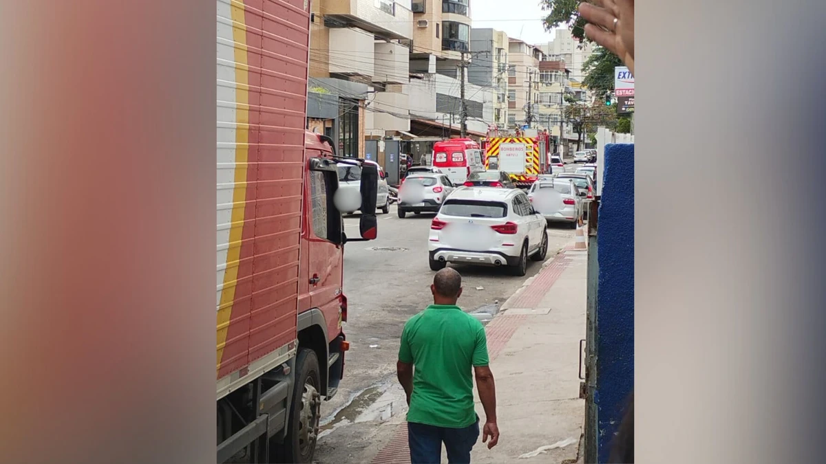 Ar-condicionado cai durante manutenção em prédio no bairro Itapuã, em Vila Velha.