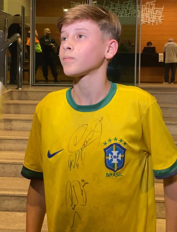 Davi, de 14 anos, que conseguiu o autógrafo do Neymar