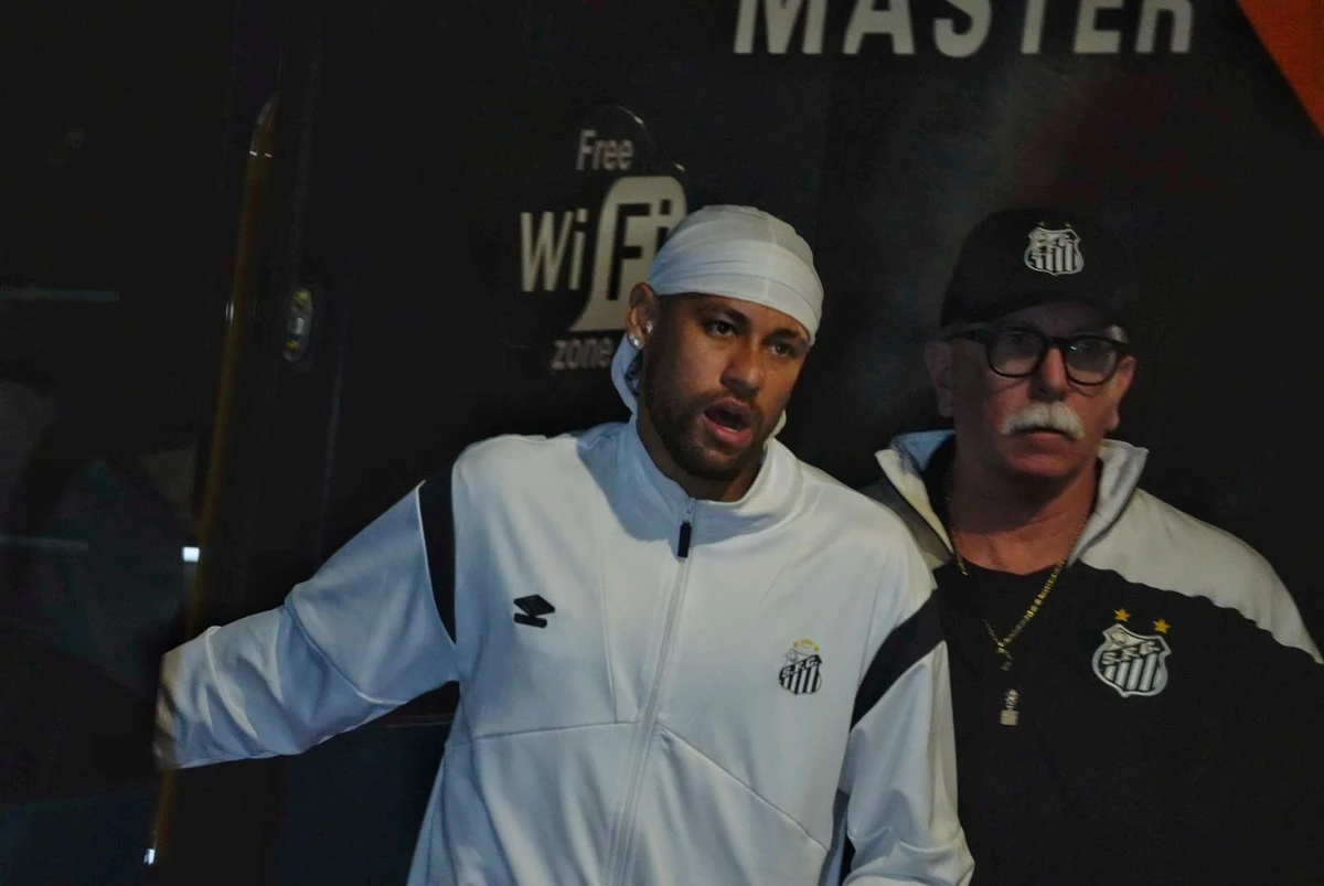 Neymar chegou ao ES para o jogo entre Desportiva e Santos, válido pela Vitória Cup
