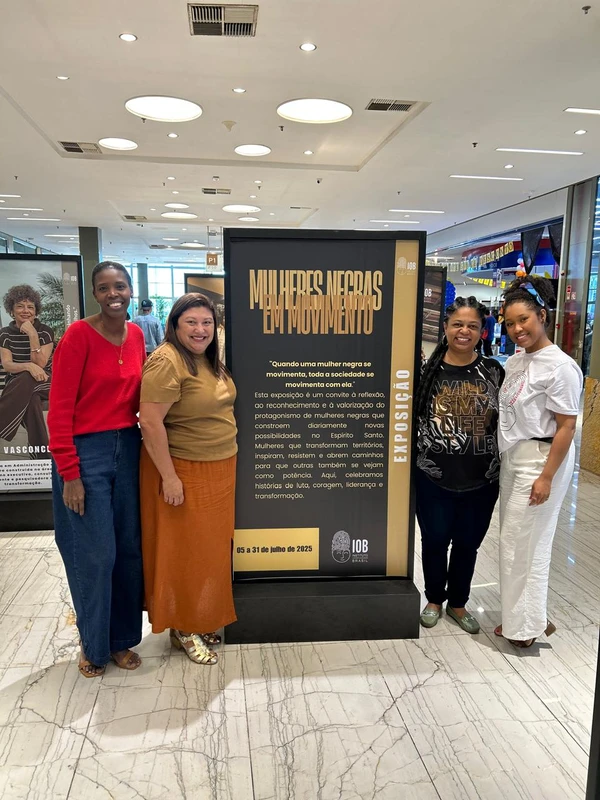 Verônica Lopes, Elaine Silva, Luziane Guedes e Luana Correia, na exposição Mulheres Negras em Movimento, promovida pela ONG IOB, no Shopping Boulevard, em Vila Velha.