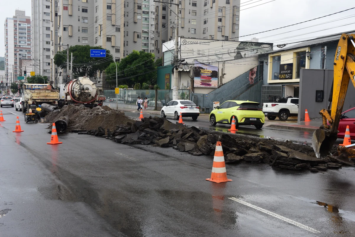  Obra da Cesan altera trânsito na Avenida Leitão da Silva, em Vitória por Ricardo Medeiros