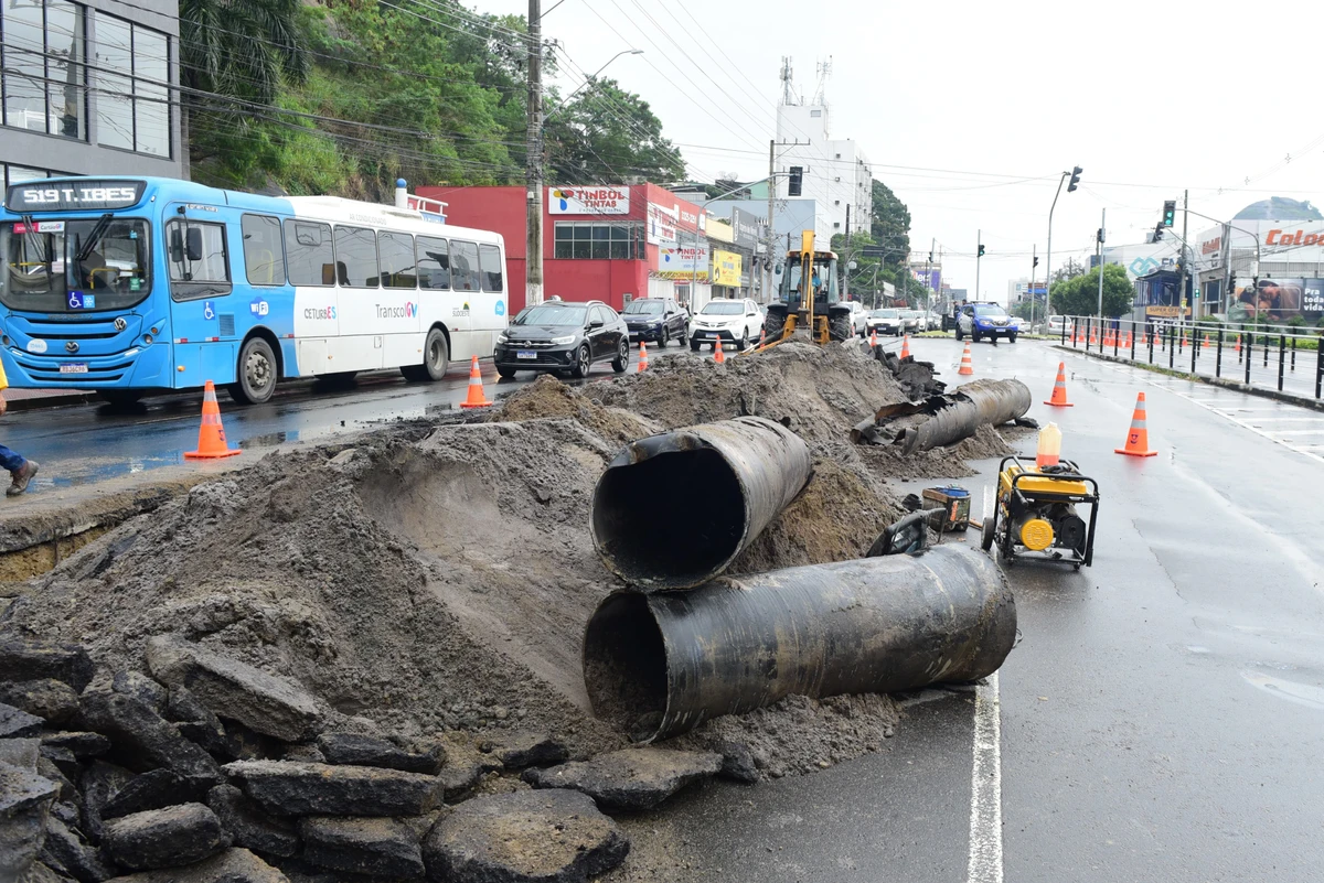  Obra da Cesan altera trânsito na Avenida Leitão da Silva, em Vitória por Ricardo Medeiros