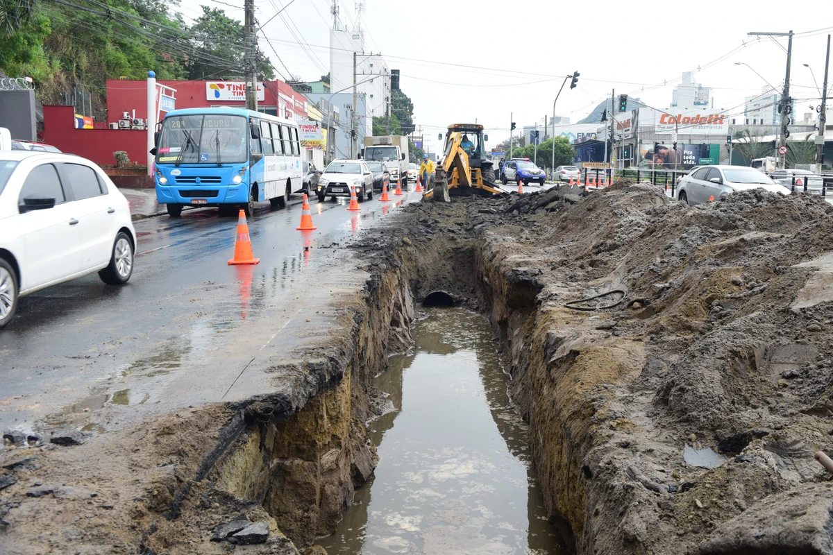  Obra da Cesan altera trânsito na Avenida Leitão da Silva, em Vitória por Ricardo Medeiros