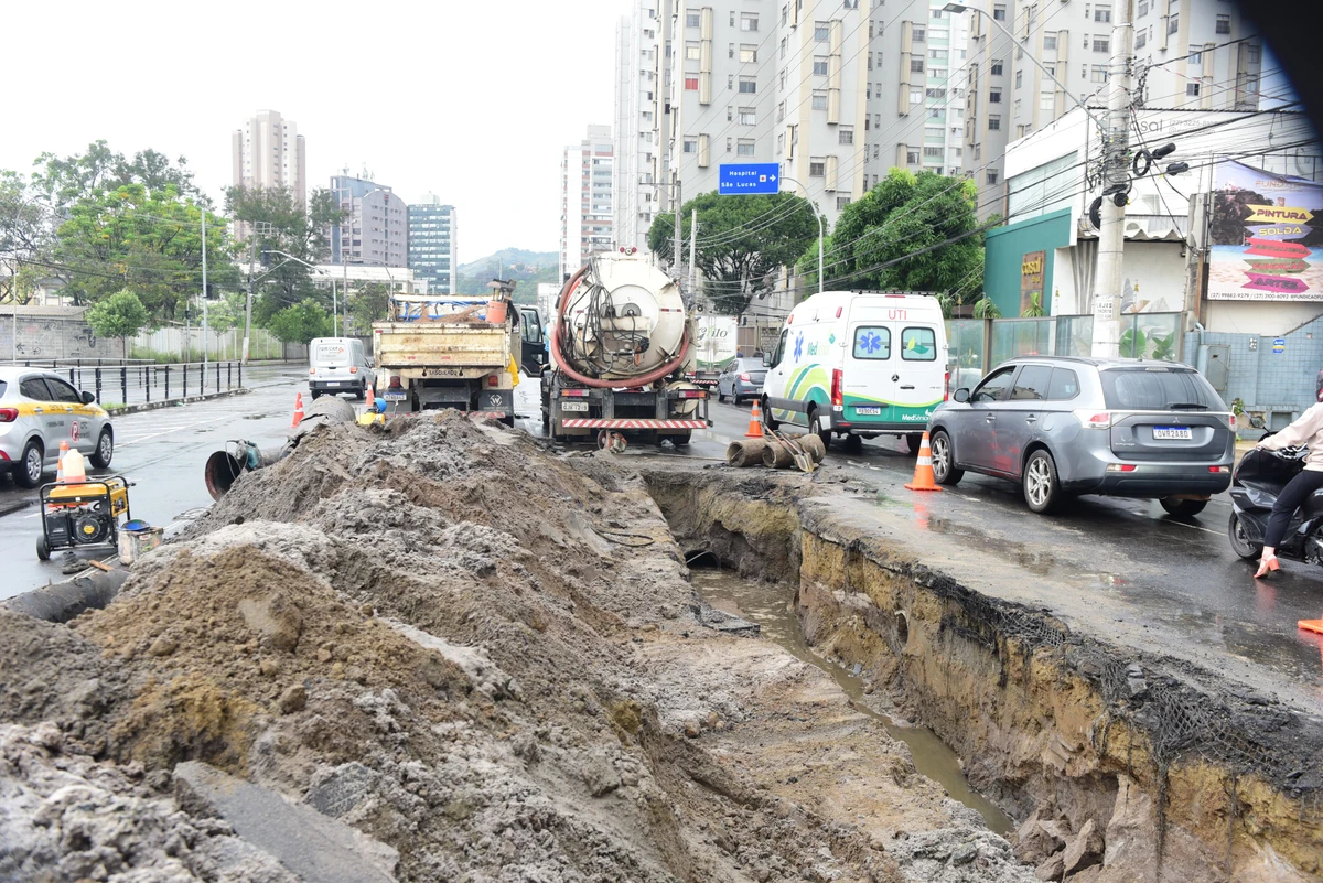  Obra da Cesan altera trânsito na Avenida Leitão da Silva, em Vitória por Ricardo Medeiros