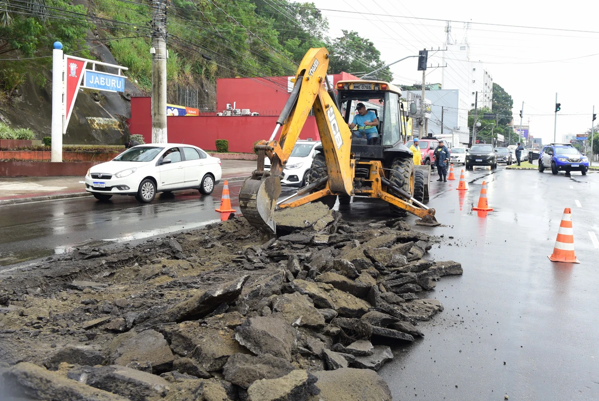  Obra da Cesan altera trânsito na Avenida Leitão da Silva, em Vitória por Ricardo Medeiros