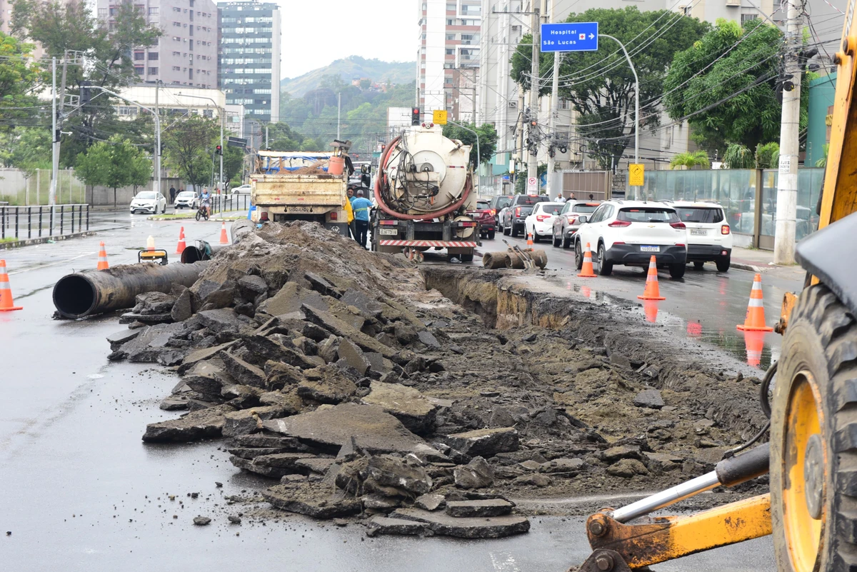  Obra da Cesan altera trânsito na Avenida Leitão da Silva, em Vitória por Ricardo Medeiros