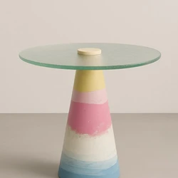 Com a peça Mesa Dinda, que une plástico e vidro frutos de processos de reciclagem, Bruna Rody é finalista do Prêmio Design de Movelaria Nacional