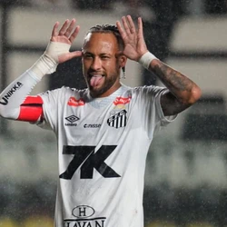 Craque fez gol, deu assistência, chapéu e criou as principais jogadas do Peixe, que venceu com tranquilidade o jogo que teve que ser encerrado aos 40 minutos do segundo tempo por conta das invasões dos torcedores ao gramado