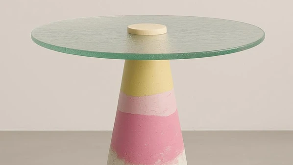 Com a peça Mesa Dinda, que une plástico e vidro frutos de processos de reciclagem, Bruna Rody é finalista do Prêmio Design de Movelaria Nacional