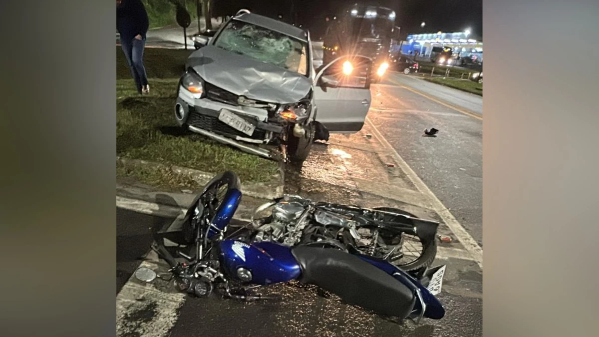 Acidente entre carro e moto deixa homem em estado grave na BR 101 em João Neiva