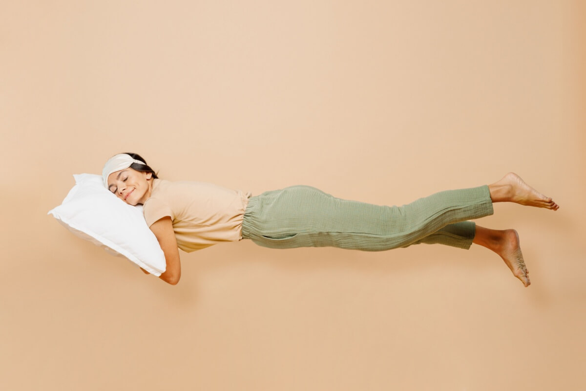 A rotina do sono deve ser mantida mesmo nas férias (Imagem: ViDI Studio | Shutterstock)