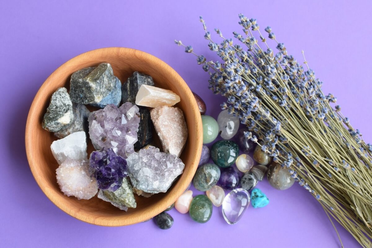 Cristais, cores, aromas e números associados aos signos podem ser usados para atrair boa sorte e proteção aos nativos do zodíaco (Imagem: Oksana Lyskova | Shutterstock) 