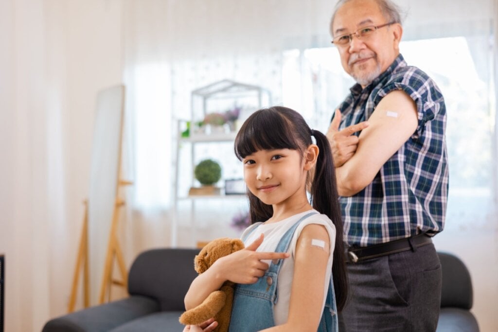 Fazer a vacinação de crianças na casa de avós, por exemplo, pode tornar a experiência mais relaxante para elas (Imagem: anon_tae | Shutterstock)