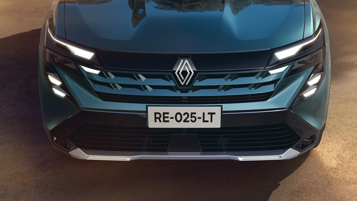 O design frontal do modelo segue a nova identidade visual da Renault