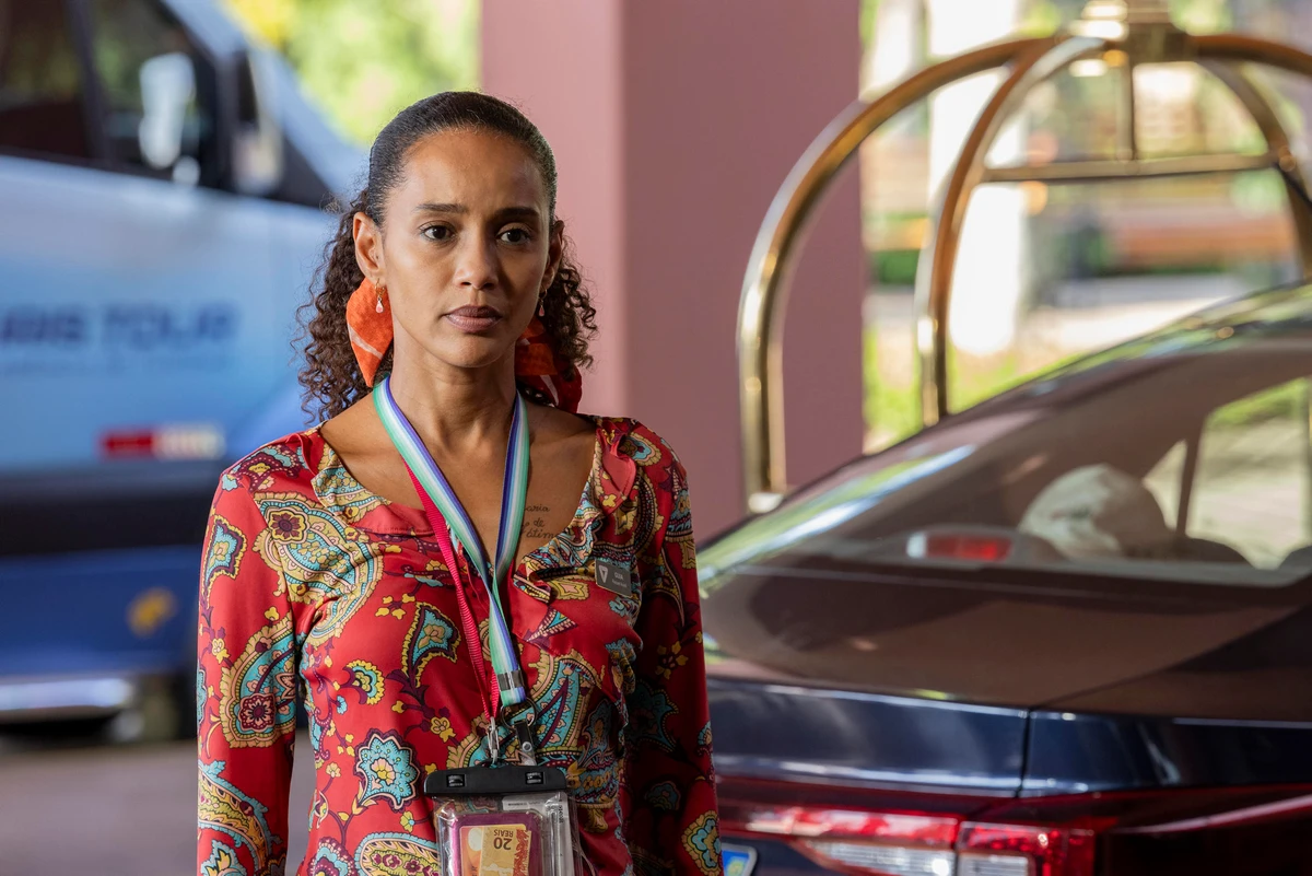Raquel (Taís Araujo) fica desolada quando a filha pede para ela fingir que não a conhece.