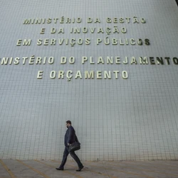 Oportunidades estão disponíveis em postos efetivos e temporários em todo o país; remuneração inicial pode chegar a R$ 32 mil. Confira a tabela completa