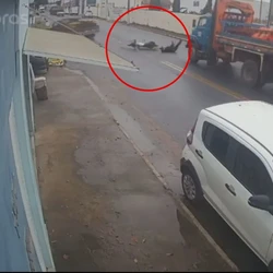 Câmera de segurança flagrou momento de acidente com três veículos que deixou mulher ferida no Centro de Montanha