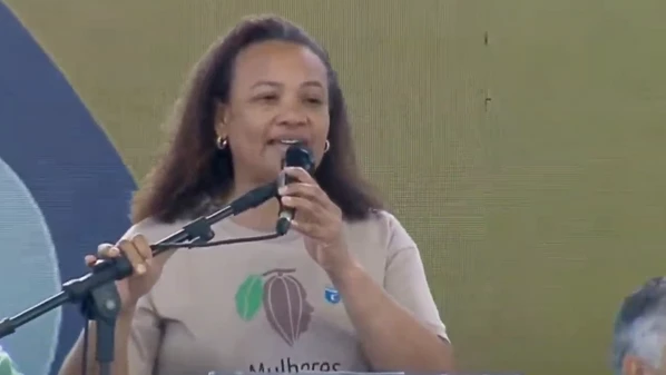 Durante evento com o presidente em Linhares, na manhã desta sexta-feira (11), agricultora desabafou sobre os impactos sofridos com o rompimento da lama e a invisibilidade das mulheres atingidas