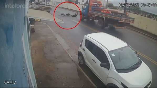 Câmera de segurança flagrou momento de acidente com três veículos que deixou mulher ferida no Centro de Montanha