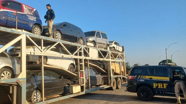 Mais de 6 mil automóveis foram fiscalizados durante ação da Polícia Rodoviária Federal; drogas e uma arma também foram apreendidas