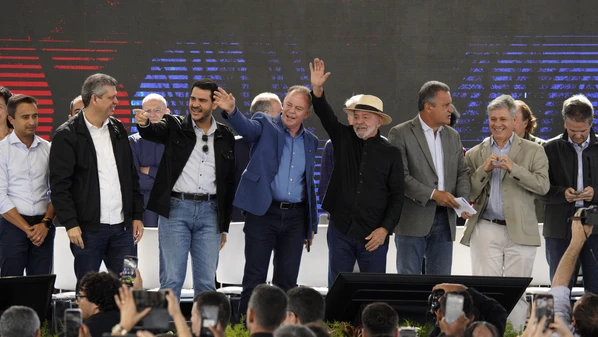 Jorge Messias e Rui Costa ressaltam a atuação do governo federal para fechar o acordo que vai beneficiar atingidos pela lama do Rio Doce e alfinetam quem defende a política de Donald Trump contra o Brasil