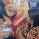 Imagem - Mulher faz crochê tranquilamente durante evento de Lula no ES; veja vídeo