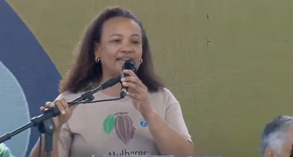 A agricultora familiar e sócia fundadora da Associação Mulheres do Cacau, Ana Paula Ramos, durante discurso.