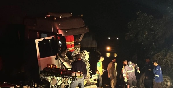 Acidente na BR 101 em Anchieta, na madrugada nesta sexta (11)