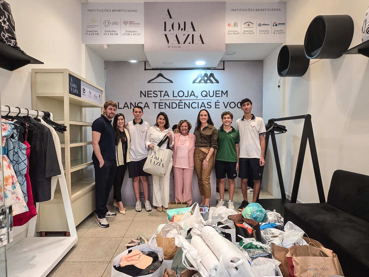 Alunos da Escola Americana de Vitória com Renata Rasseli, Maria da Glória Ribeiro Correa e Junia Perenzin