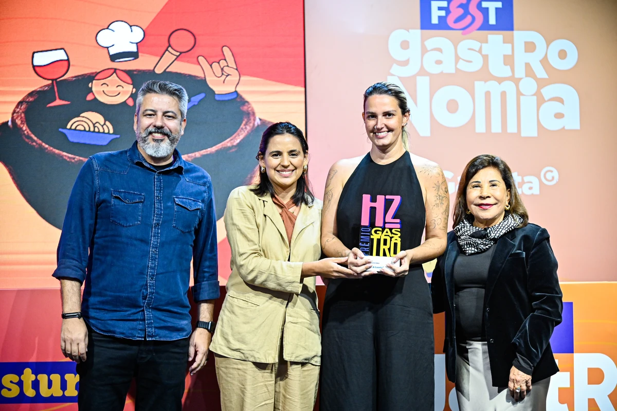 Daniela Pitol e Yasmin Petri, representantes da Vila Rusticana por Carlos Alberto Silva