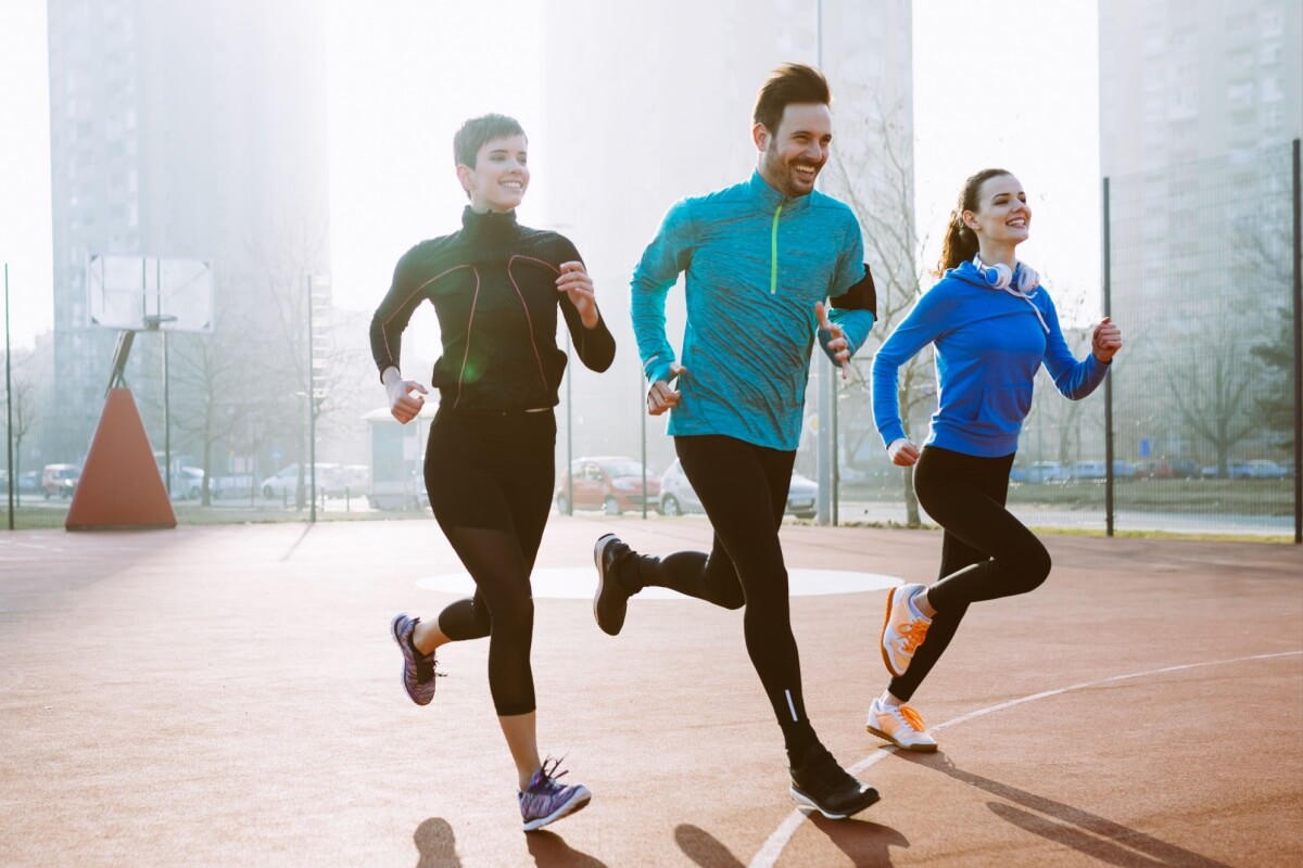 A corrida é um esporte que traz diversos benefícios para a saúde física e mental (Imagem: NDAB Creativity | Shutterstock)