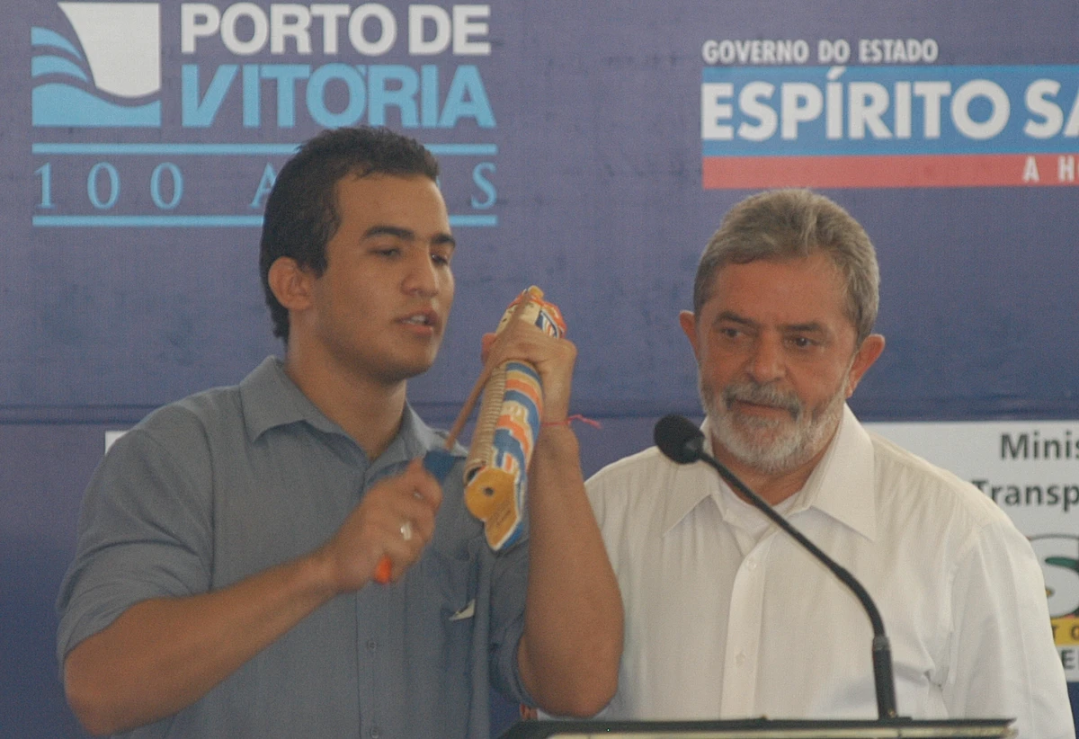 Data: 24/03/2006 - ES - Vitória - O presidente Luiz Inácio Lula da Silva observa homem tocando casaca durante a solenidade de comemoração do aniversário de 100 anos do porto. Editoria: Economia - Foto: Ricardo Medeiros - GZ