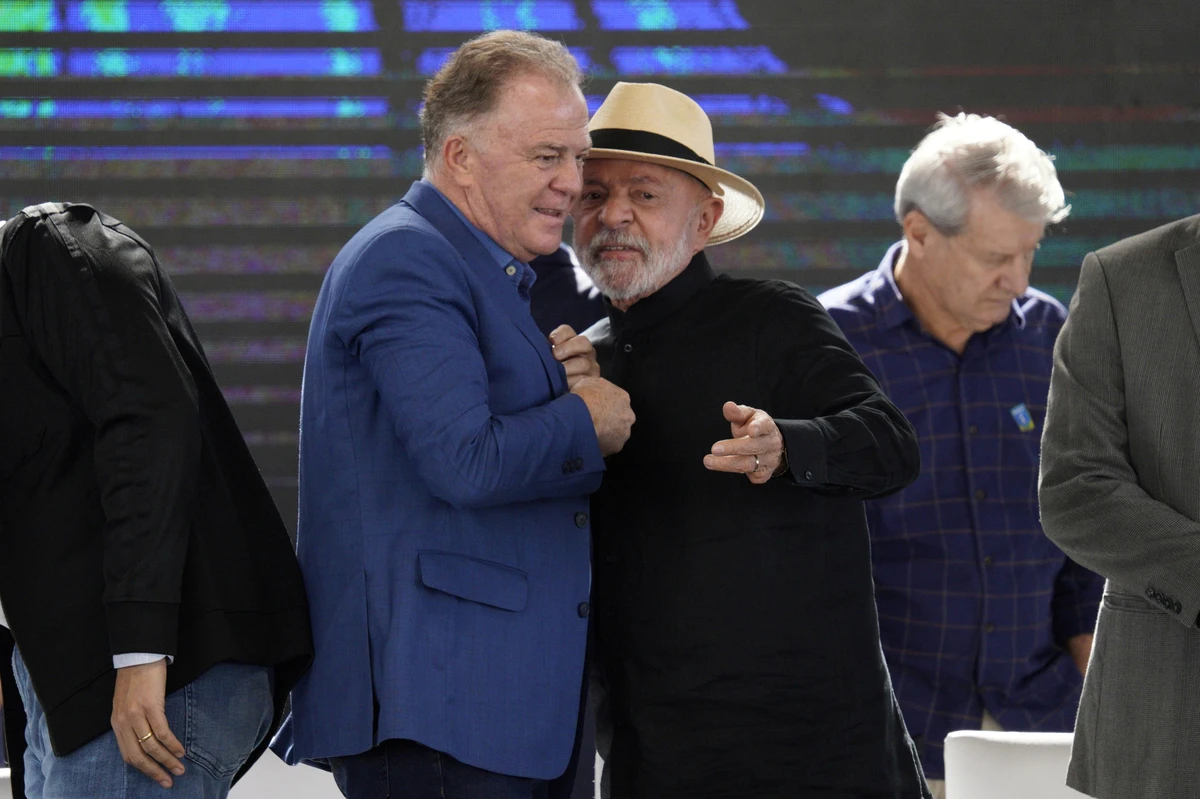 Presidente Luiz Inácio Lula da Silva ao lado do governador Renato Casagrande durante visita a Linhares (ES)