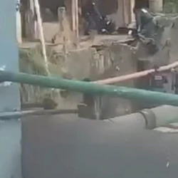 O suspeito fugiu da Polícia Militar, mas foi alcançado e preso em uma ponte. Com ele foram encontradas drogas e dinheiro em espécie