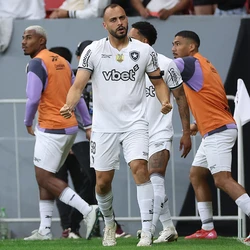 Glorioso não encontrou dificuldades para superar o Cruz-Maltino por 2 a 0 na noite deste sábado (12), em partida que marcou a volta dos clubes ao Brasileirão