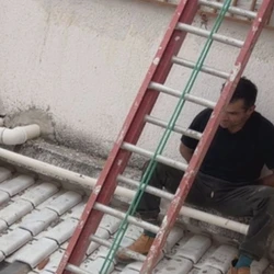 O suspeito foi visto fugindo pelos telhados com uma mochila preta. Diversos itens foram recuperados, incluindo joias, bijuterias e utensílios.