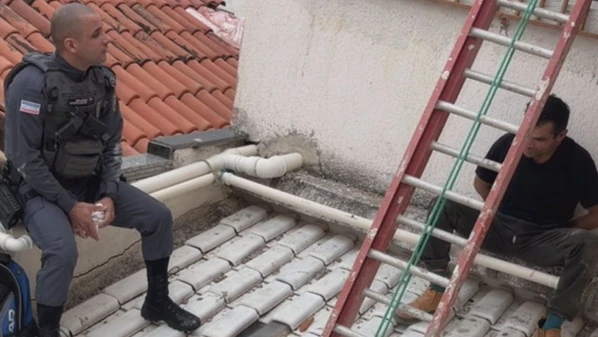 O suspeito foi visto fugindo pelos telhados com uma mochila preta. Diversos itens foram recuperados, incluindo joias, bijuterias e utensílios.