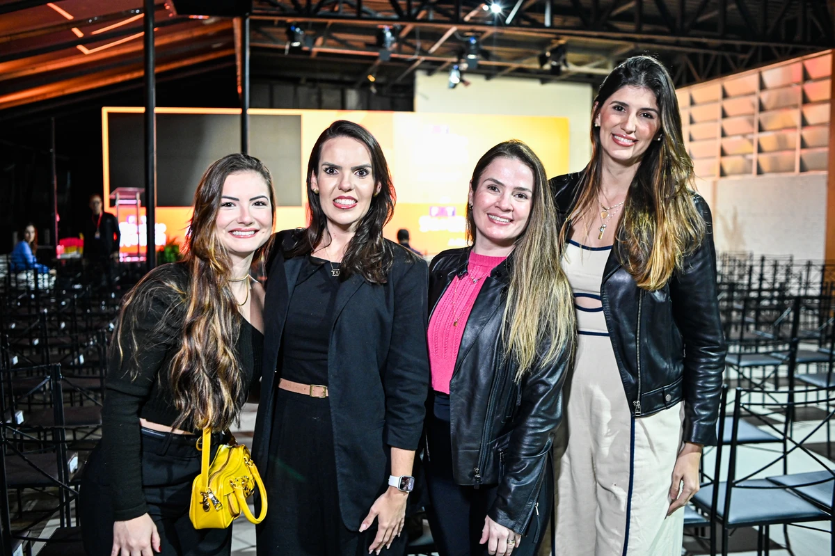 Lorena Vasquez (Subsecretária de Estado de Estudos, Negócios, Planejamento e Infraestrutura Turística) e equipe