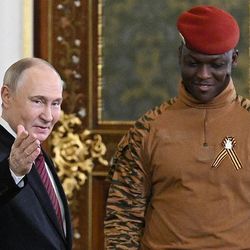 Demanda por ouro tem crescido no mundo diante do aumento da incerteza na economia - alimentando conflitos em diversas regiões onde ele é explorado. Na região africana do Sahel, a commodity é apontada como tábua de salvação de juntas militares e grupos jihadistas.