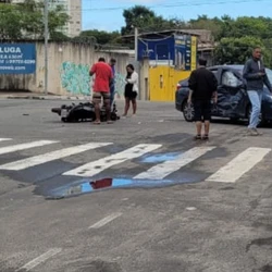 Acidente foi registrado na manhã deste domingo (13), na Praia de Itaparica; carona da moto ficou ferido