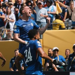 Em jogo inspirado de Palmer e com golaço de João Pedro, os Blues não deram chance para o time francês e decidiram o duelo no primeiro tempo