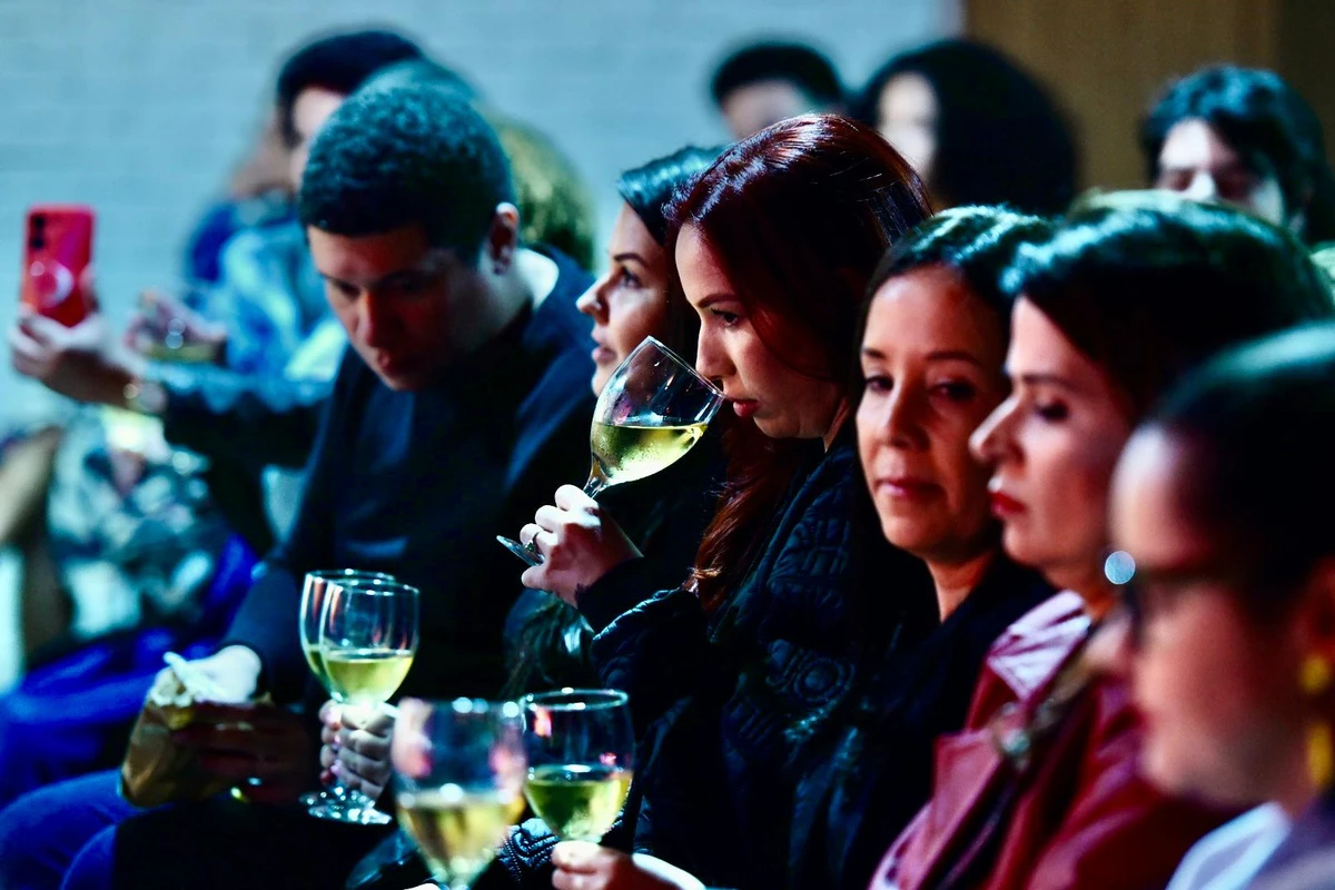 Foram servidos vinhos brancos e tintos, de três tipos de uvas por Carlos Alberto Silva