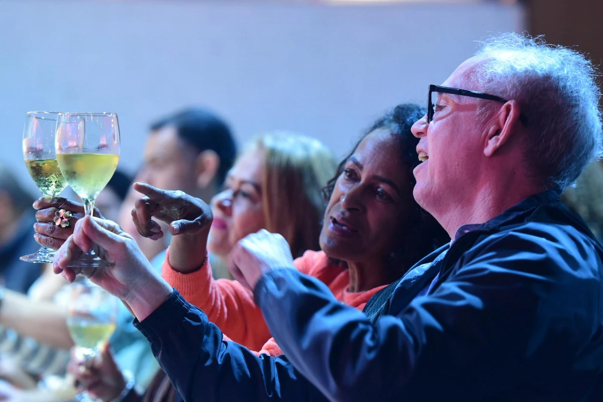 Plateia pôde aprender na prática a degustar vinhos por Carlos Alberto Silva