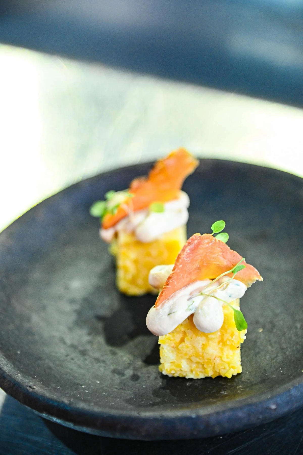 Oa dadinhos de muxá foram servidos para a plateia por Arthur Louzada